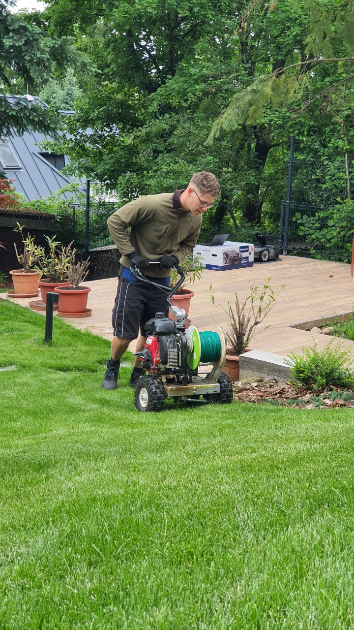 Gergő — robotfűnyíró telepítő szakember helyszíni munka közben, Auto-Mower